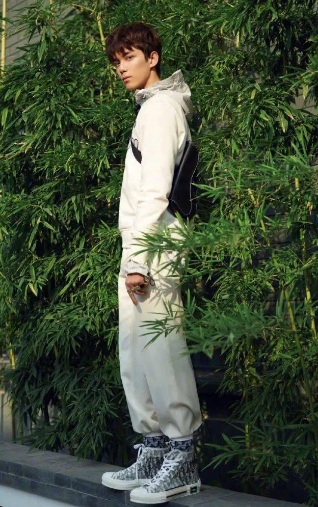 ‘爱游戏（ayx）中国官方网站’
吴磊咋那么优秀？衬衫配棒球服也那么帅气 一般人可穿不来！(图3)