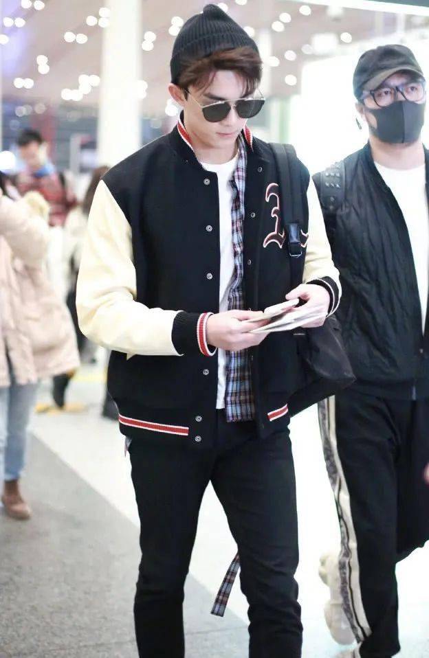 ‘爱游戏（ayx）中国官方网站’
吴磊咋那么优秀？衬衫配棒球服也那么帅气 一般人可穿不来！(图7)