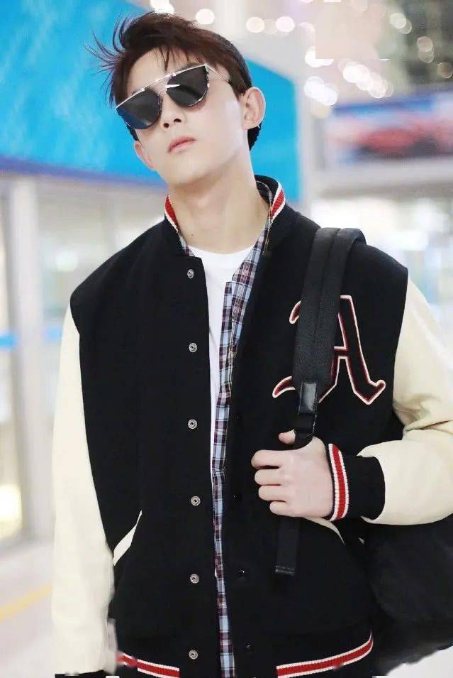 ‘爱游戏（ayx）中国官方网站’
吴磊咋那么优秀？衬衫配棒球服也那么帅气 一般人可穿不来！(图5)