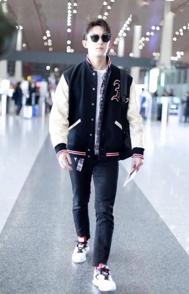 ‘爱游戏（ayx）中国官方网站’
吴磊咋那么优秀？衬衫配棒球服也那么帅气 一般人可穿不来！(图8)