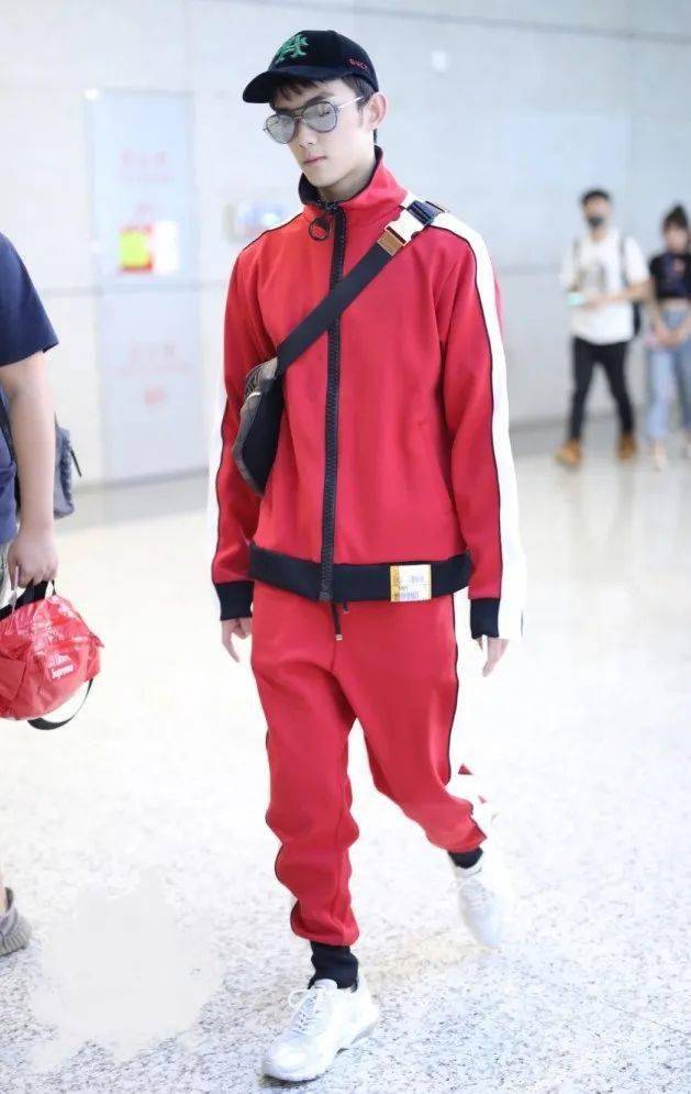 ‘爱游戏（ayx）中国官方网站’
吴磊咋那么优秀？衬衫配棒球服也那么帅气 一般人可穿不来！(图10)