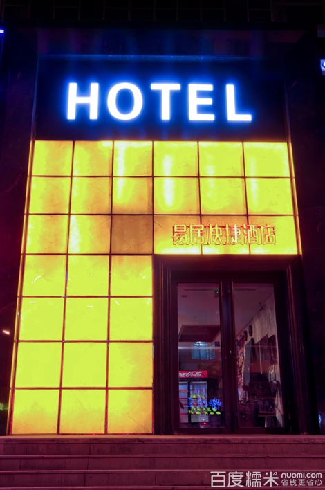 Lady GaGa大秀断背情 船上和女友人缠绵翻滚-爱游戏(ayx)中国官方网站(图1) ayx官网