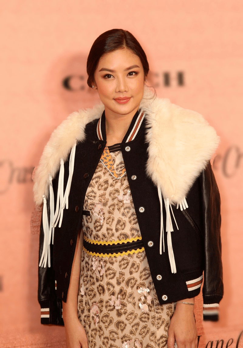 ayx官网_
40岁的乐基儿贵妇范十足 棒球服搭配印花连衣裙 气质真是绝了!(图2) ayx官网_
40岁的乐基儿贵妇范十足 棒球服搭配印花连衣裙 气质真是绝了!(图2)