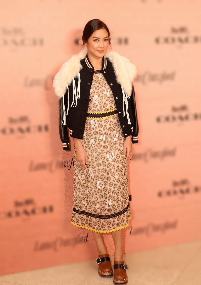 ayx官网_
40岁的乐基儿贵妇范十足 棒球服搭配印花连衣裙 气质真是绝了!(图6) ayx官网_
40岁的乐基儿贵妇范十足 棒球服搭配印花连衣裙 气质真是绝了!(图6)