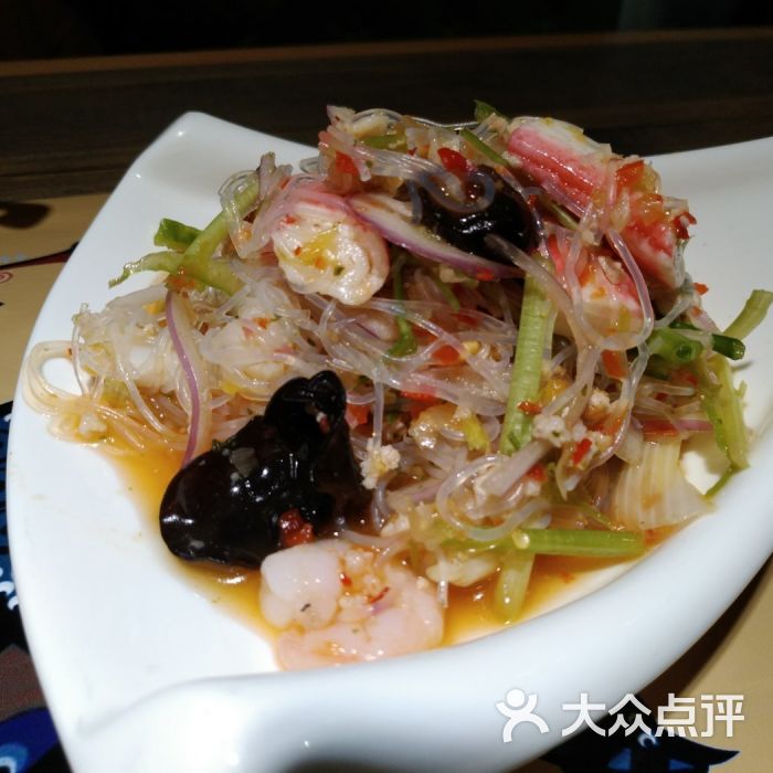 ayx官网_
40岁的乐基儿贵妇范十足 棒球服搭配印花连衣裙 气质真是绝了!(图8) ayx官网