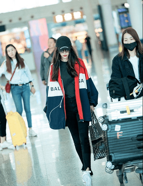 ayx官网_
40岁的乐基儿贵妇范十足 棒球服搭配印花连衣裙 气质真是绝了!(图10) ayx官网_
40岁的乐基儿贵妇范十足 棒球服搭配印花连衣裙 气质真是绝了!(图10)