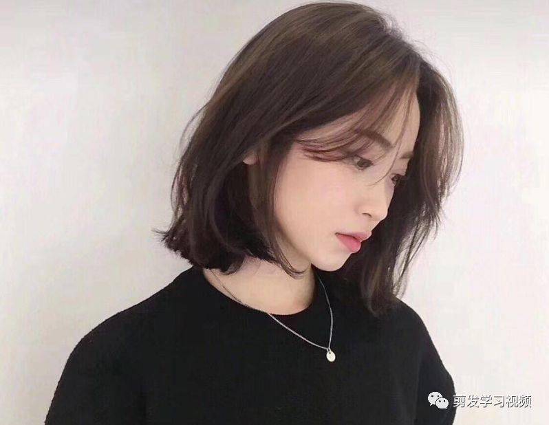 “ayx官方网站”
2020最新盛行“不长不短”发型(图51) “ayx官方网站”
2020最新盛行“不长不短”发型(图51)