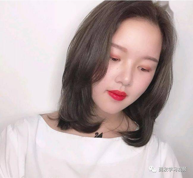 “ayx官方网站”
2020最新盛行“不长不短”发型(图70) “ayx官方网站”
2020最新盛行“不长不短”发型(图70)