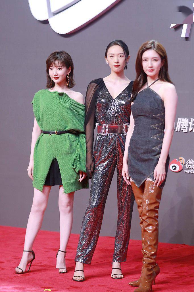 【爱游戏（ayx）中国官方网站】
杨幂夏日穿毛衣、张天爱穿皮草 时尚圈的反季潮搭你不平不行(图3)