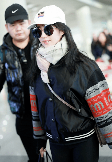 【爱游戏（ayx）中国官方网站】
刘亦菲穿衣真随便 棒球服配瑜伽裤低调随性 气质全靠颜值撑(图4)