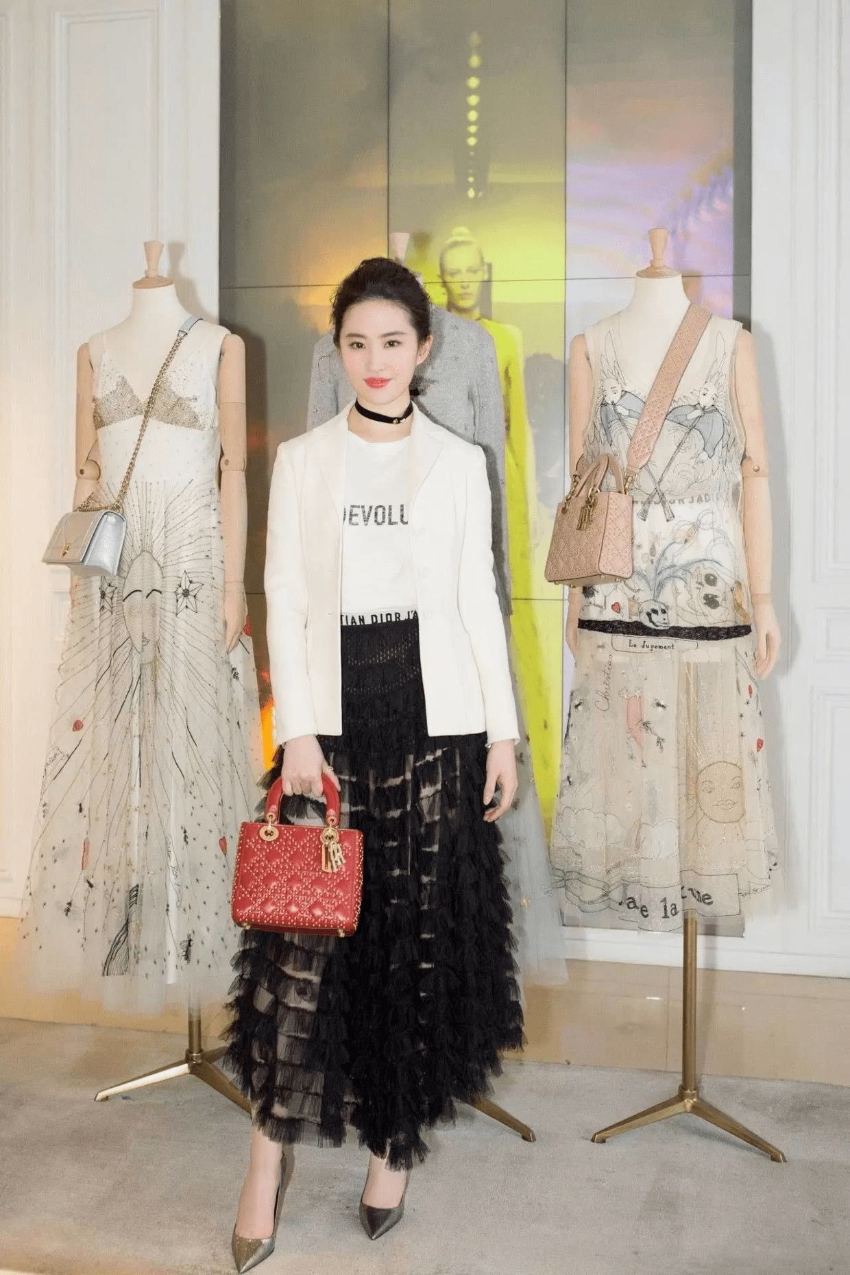 【爱游戏（ayx）中国官方网站】
刘亦菲穿衣真随便 棒球服配瑜伽裤低调随性 气质全靠颜值撑(图11)