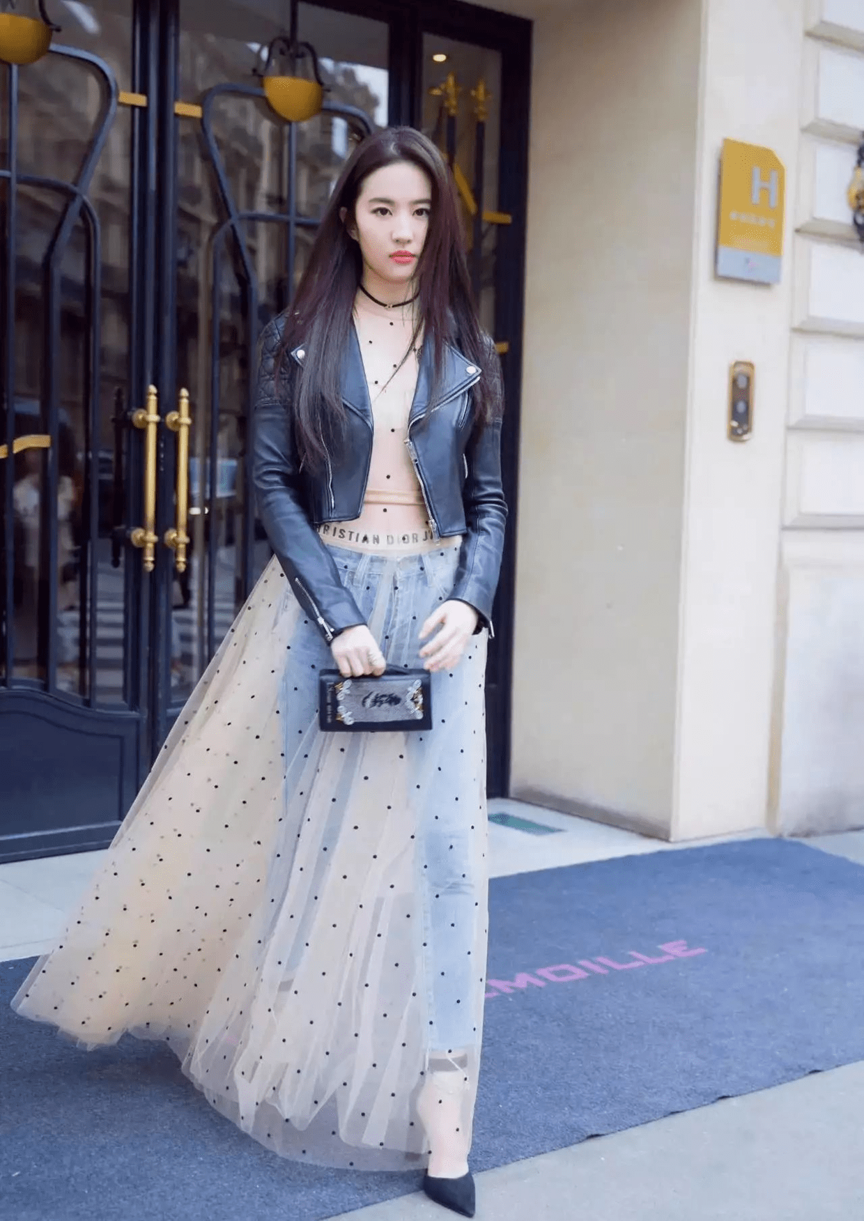 【爱游戏（ayx）中国官方网站】
刘亦菲穿衣真随便 棒球服配瑜伽裤低调随性 气质全靠颜值撑(图12)